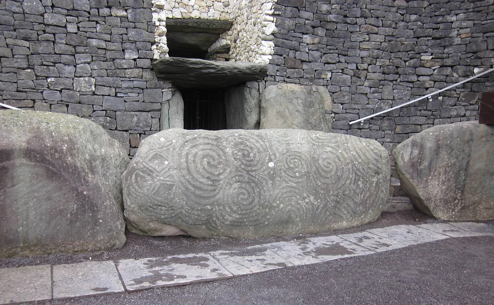 Ingresso a Newgrange in Irlanda. Notare i decori a spirale sulle pietre in ingresso.