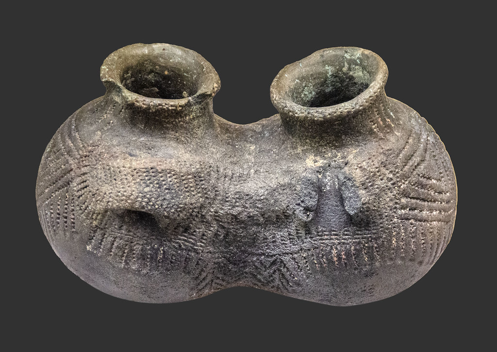 Vasi in ceramica incisi del Neolitico.
